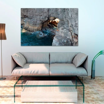 Pintura de paisagem marinha com rochas e arco sobre sofá