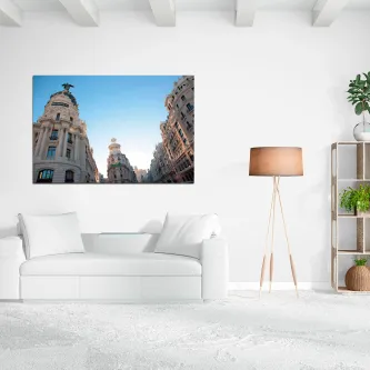 Pintura de arquitetura madrilena com fachadas clássicas e céu azul