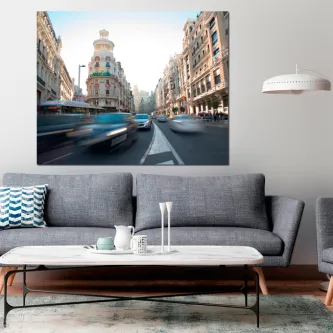 Pintura de avenida madrilena com edifícios clássicos e carros em movimento