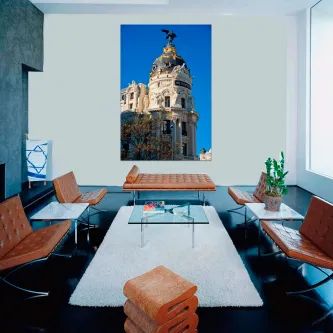 Pintura do edifício Metrópolis em Madrid com cúpula dourada sobre céu azul