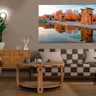 Pintura do Templo de Debod em Madrid com reflexo no lago e árvores de outono