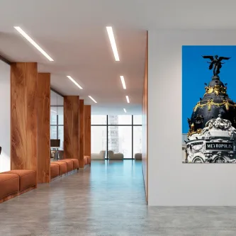 Pintura Metropolis Madrid pendurada numa parede de um átrio moderno