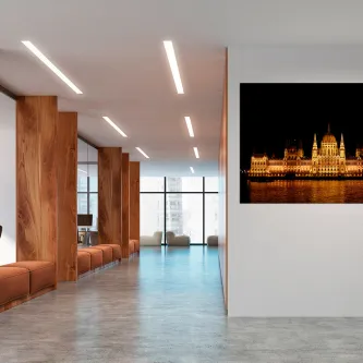 Pintura do Parlamento de Budapeste numa parede de um hall moderno