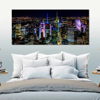 Pintura panorâmica de Nova York pendurada sobre cabeceira de cama