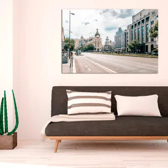 Pintura Centro de Madrid com avenida, edifícios clássicos e céu nublado