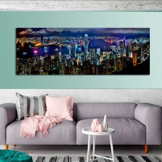 Pintura panorâmica de cidade moderna iluminada à noite pendurada sobre sofá cinzento