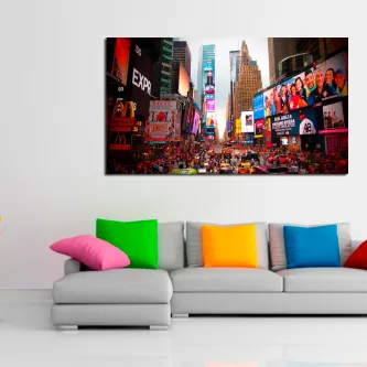 Tela colorida de Times Square em Nova Iorque sobre sofá moderno
