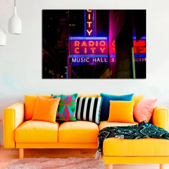 Pintura com néon Radio City Music Hall em cena noturna urbana