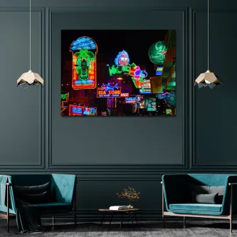 Quadro com letreiros néon coloridos e sinais urbanos iluminados à noite