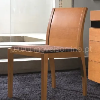 Cadeira Estilaa de madeira clara com assento estofado castanho e costas ligeiramente curvadas
