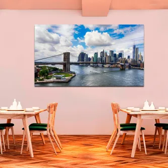 Quadro com pintura da Ponte do Brooklyn e skyline de Manhattan, pendurado numa parede rosa