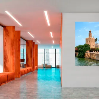Interior moderno com piscina, bancos laranja e fotografia da Torre del Oro em Sevilha.