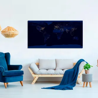 Pintura de mapa-múndi azul com luzes das cidades à noite numa sala moderna