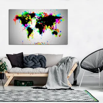 Mapa-múndi colorido em tela com respingos de tinta pendurado acima do sofá