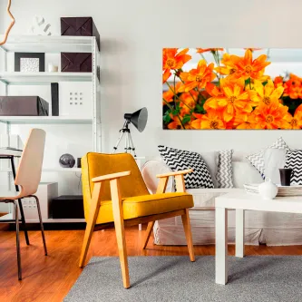 Pintura de flores do campo laranja na parede de uma sala com poltrona amarelo mostarda