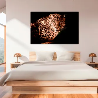 Pintura de leopardo em fundo negro pendurada acima de cama minimalista
