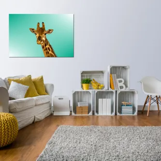 Pintura de girafa pendurada numa sala de estar moderna