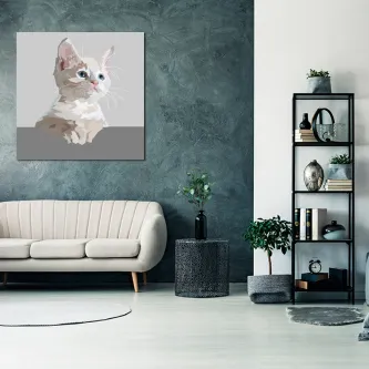 Pintura de gato branco e castanho estilizado numa sala moderna