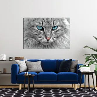 Pintura de gato com rosto cinzento e olhos azuis pendurada sobre sofá azul