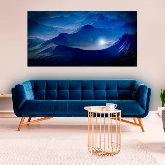 Pintura de paisagem de montanha mágica em tons azuis pendurada acima de um sofá azul