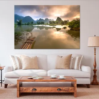 Pintura de paisagem idílica com lago espelhado, montanhas e jangada de madeira