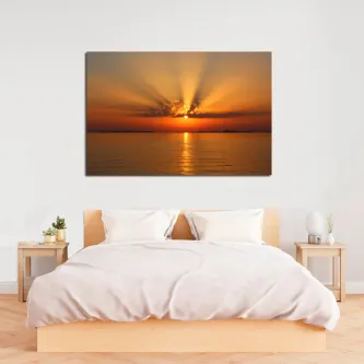 Pintura de pôr do sol no mar com raios dourados refletidos na água