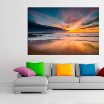 Pintura do nascer do sol na praia com céu colorido e reflexos na água
