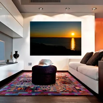 Pintura de pôr do sol sobre o mar refletida numa sala de estar moderna