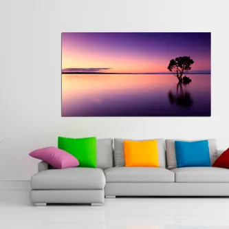 Pintura de árvore solitária sobre água reflexiva ao pôr do sol