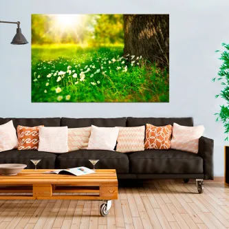 Pintura de campo com flores brancas junto a uma árvore e luz solar