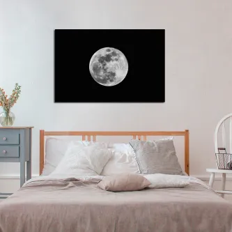 Pintura da lua em tela pendurada sobre cabeceira de cama