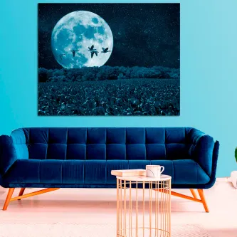 Pintando pássaros ao luar, lua cheia sobre campo com silhuetas de pássaros