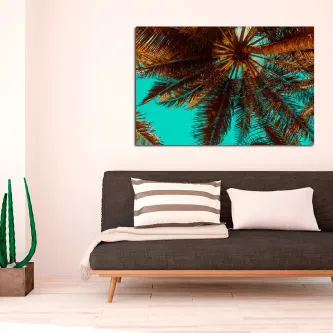Pintura sob a palmeira, palmeira vista de baixo com céu turquesa, pendurada acima de sofá