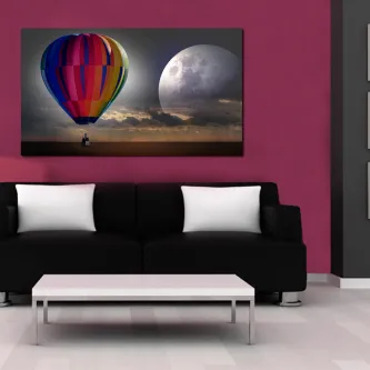 Globo colorido sobre paisagem com grande lua pintada ao fundo