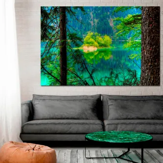 Pintura de paisagem idílica com lago turquesa, árvores e reflexos sobre água