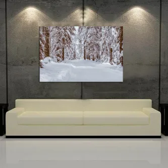 Pintura de paisagem de floresta coberta de neve acima de sofá
