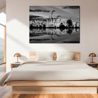 Pintura a preto e branco de lagoa com juncos e reflexo pendurada acima da cama