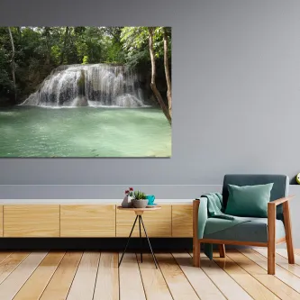 Cachoeira pintada numa floresta, quadro pendurado acima de móvel numa sala moderna
