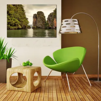 Pintura da natureza selvagem com ilhas rochosas sobre água numa sala moderna