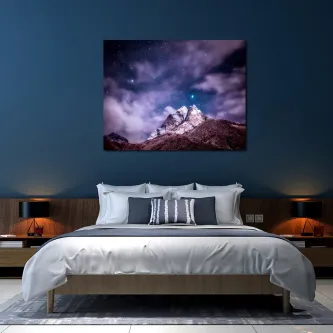 Pintura do céu do Himalaia com montanhas nevadas sob céu estrelado roxo, quadro sobre cama