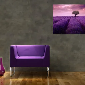 Poltrona roxa diante de pintura de campo de lavanda pendurada numa parede cinzenta
