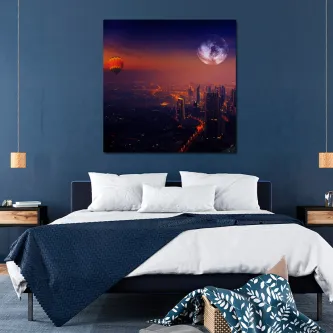 Quadro 'pintura de cidade fantasia' sobre cama, cidade nocturna com lua e balão