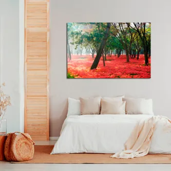Pintura de paisagem com bosque e chão coberto de flores vermelhas