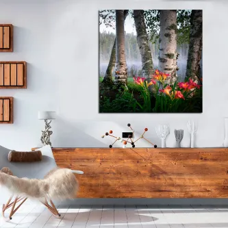 Pintura de paisagem com bétulas junto a flores vermelhas em bosque enevoado