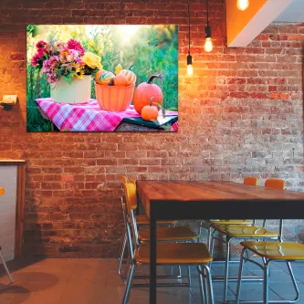 Natureza morta country com flores e abóboras sobre pano xadrez