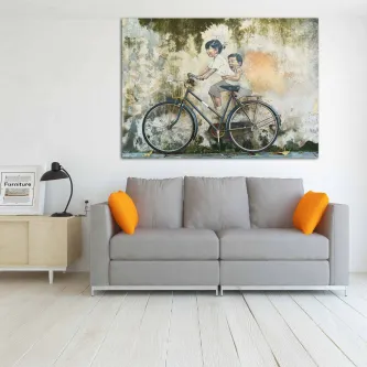Pintura de bicicleta em mural com duas crianças num passeio sobre fundo abstrato