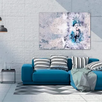 Figura da mesa em azul, quadro juvenil com retrato abstrato azul acima de sofá azul