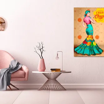 Sala com sofá rosa e quadro de publicidade com garota pop em vestido colorido