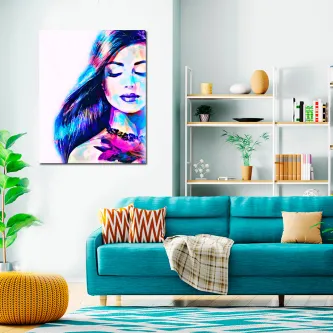 Pintura de rosto juvenil com rosto feminino colorido e olhos fechados na parede