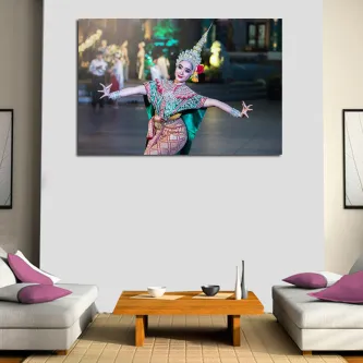 Pintura de bailarina em traje tradicional colorido, quadro pendurado numa sala de estar minimalista